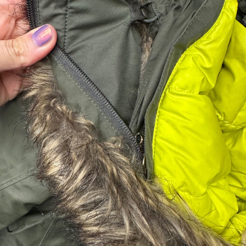 Women's North Face Parka - Olive Green - Size Medium - Super warm and cozy! - Picture 5 of 8
